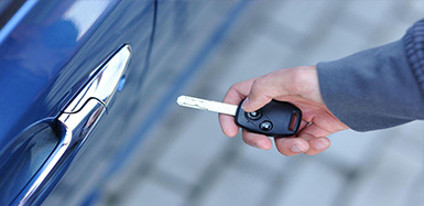 连环乡汽车钥匙锁在车里了怎么办？如何开汽车锁